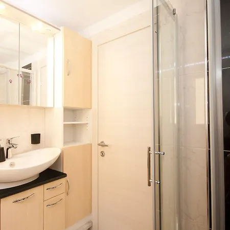 Apartment Mit Meerblick Und Direkt Am Kristallklaren Baska (Krk)