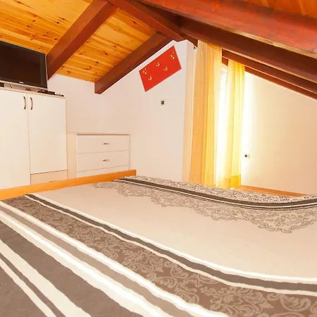 Mit Meerblick Und Direkt Am Kristallklaren Baska (Krk)