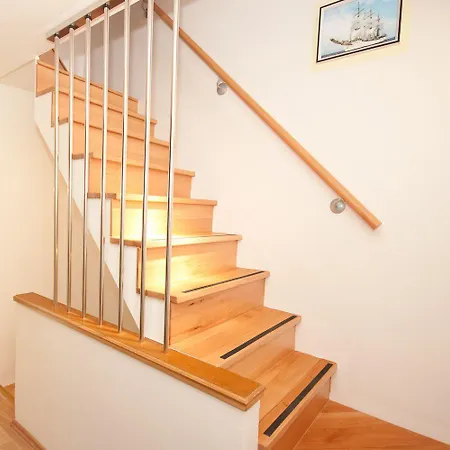 Apartment Mit Meerblick Und Direkt Am Kristallklaren Baska (Krk)